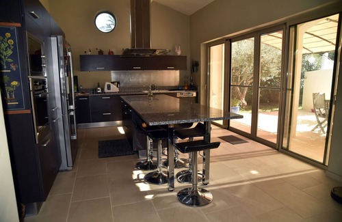 Robion Villa | Large pretty villa 200m2, AC, garden, swimming pool, Luberon 100 m