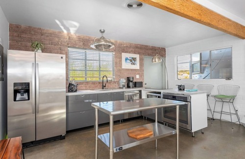 Palm Springs House | Large Private Spacious House 10 mins from Palm Springs 4 Bedrooms Sleeps 9
