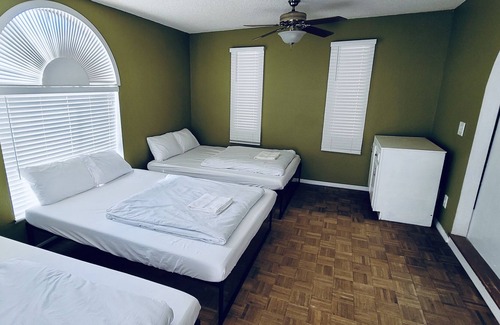 Ridgecrest House | Large Private Room [#4] - 3 Queen Beds - Shared Bathroom