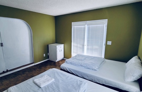 Ridgecrest House | Large Private Room [#4] - 3 Queen Beds - Shared Bathroom