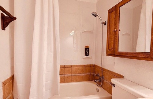 Ridgecrest House | Large Private Room [#4] - 3 Queen Beds - Shared Bathroom