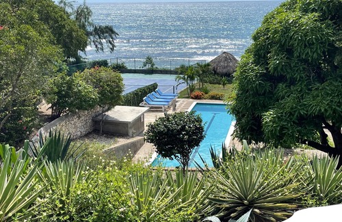 Treasure Beach Villa | Large private villa with swimming pool and tennis court. Great for groups.