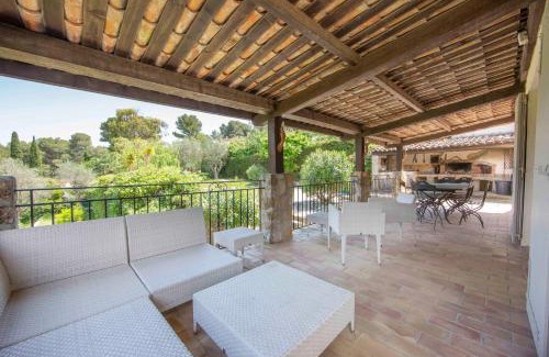 Vallauris Villa | Large Provencal villa with swimming pool in lush greenery LIVE IN CANNES