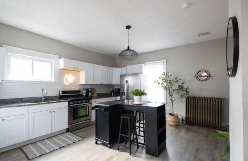 Detroit - Shoreway House | Large Renovated 4 Bedroom Home 9 min to Downtown CLE