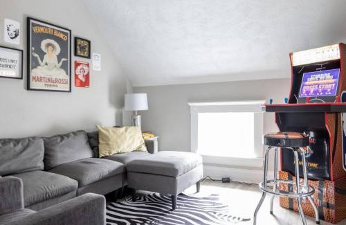 Detroit - Shoreway House | Large Renovated 4 Bedroom Home 9 min to Downtown CLE