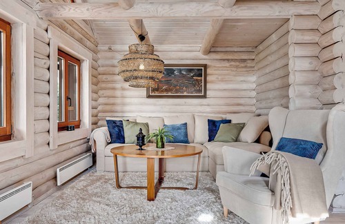 Kalundborg House | Large, renovated log house at Røsnæs