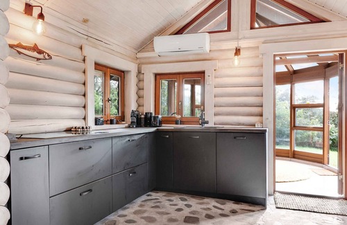 Kalundborg House | Large, renovated log house at Røsnæs