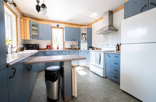 Mauricie Ski Chalet | Large riverside cottage