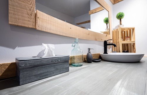 Mauricie Ski Chalet | Large riverside cottage