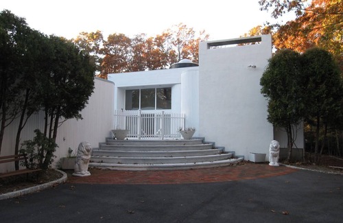 Noyack Bed & Breakfast | Large Room w use of pool/tennis in Spacious home