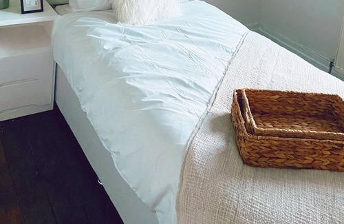 Marston Green Cottage | Large rustic home next to airport/NEC/Train station.