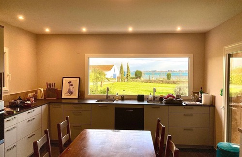 Locmariaquer House | Large sea-facing villa - Walking distance to beach - Enclosed garden - Close to all amenities