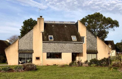 Locmariaquer House | Large sea-facing villa - Walking distance to beach - Enclosed garden - Close to all amenities