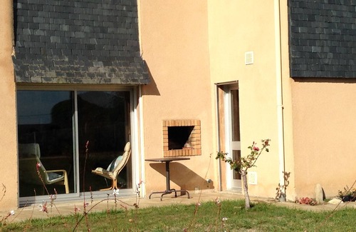Locmariaquer House | Large sea-facing villa - Walking distance to beach - Enclosed garden - Close to all amenities