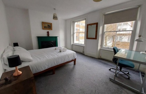 Angel House | Large Serene Victorian Abode in Central London