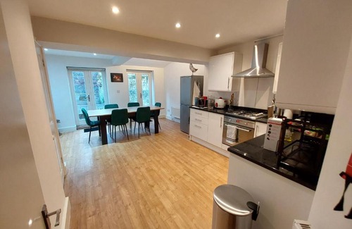 Angel House | Large Serene Victorian Abode in Central London