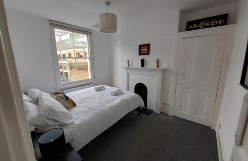 Angel House | Large Serene Victorian Abode in Central London