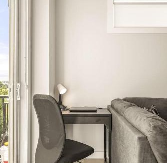 Calgary House | Large Single Family 3 Bedroom House with Air Conditioner, Garage and Lake View