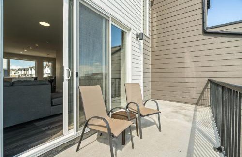 Calgary House | Large Single Family 3 Bedroom House with Air Conditioner, Garage and Lake View