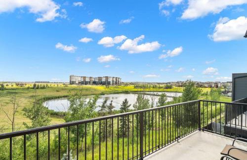 Calgary House | Large Single Family 3 Bedroom House with Air Conditioner, Garage and Lake View