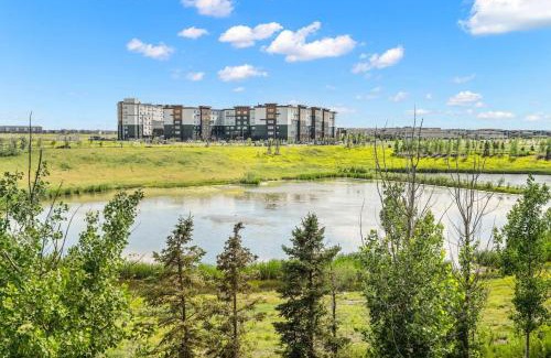 Calgary House | Large Single Family 3 Bedroom House with Air Conditioner, Garage and Lake View