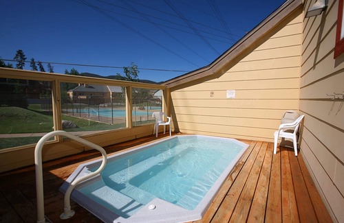 Summit Cove Condo | Large Ski Condo Sleeps 8. Free WiFi. Fireplace. Hot Tub. Pool. Minutes to Slopes
