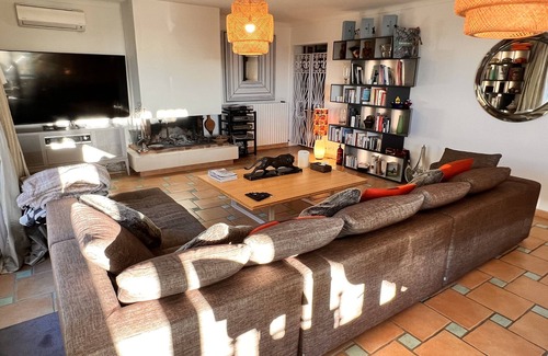 Gattieres House | LARGE, SPACIOUS PROVENCALE VILLALarge fenced gardenSmall pets allowed