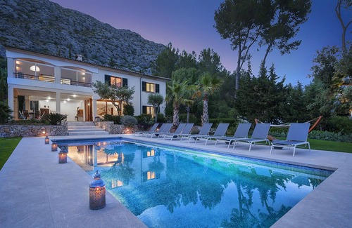 Urbanitzacio la Font Villa | Large spacious villa, walking distance to Pollenca & 5 min drive to beaches