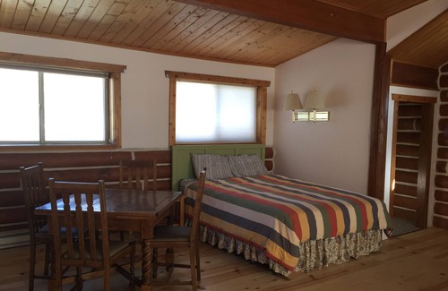 Stanley Apartment | Large Studio Apartment with kitchenette Sawtooth & Creek Views Dark Sky Reserve