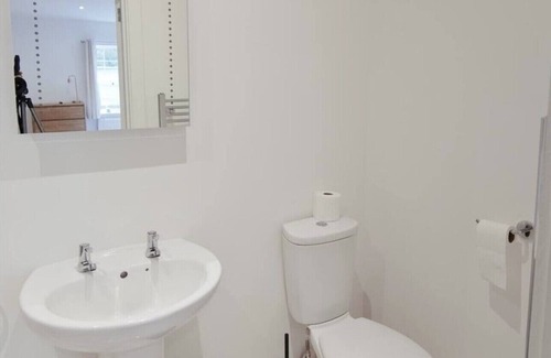 Maidstone Apartment | Large studio flat in Maidstone. WiFi tv and work station. 2 mins walk to town!