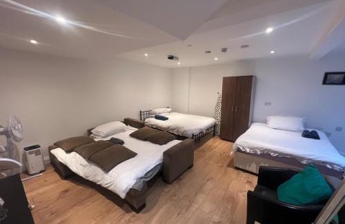Shepherd's Bush Apartment | Large studio flat Uxbridge Road
