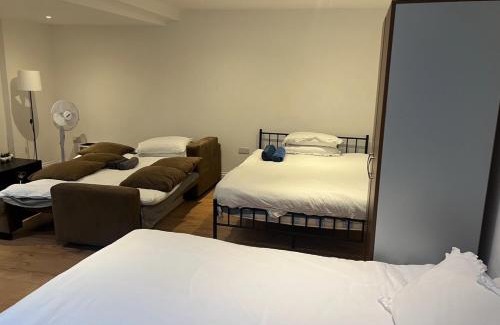 Shepherd's Bush Apartment | Large studio flat Uxbridge Road