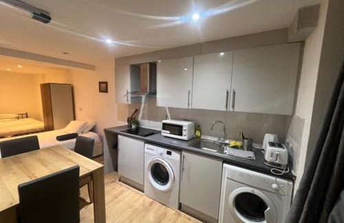 Shepherd's Bush Apartment | Large studio flat Uxbridge Road