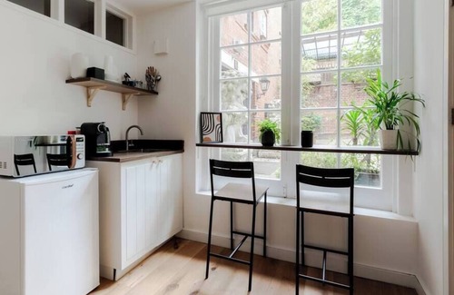 Frognal and Fitzjohns Apartment | Large Studio in Hampstead with Character