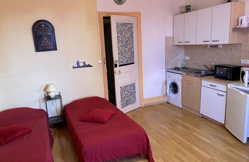Vittel Apartment | Large studio located opposite the spa park.