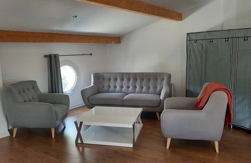 Regusse Apartment | Large studio with terrace, discount on second and subsequent weeks.