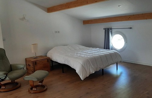 Regusse Apartment | Large studio with terrace, discount on second and subsequent weeks.