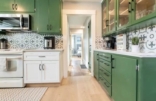 Monta Vista House | Large Tacoma Stay, Pet Friendly, Centrally Located, Parking, A/C units