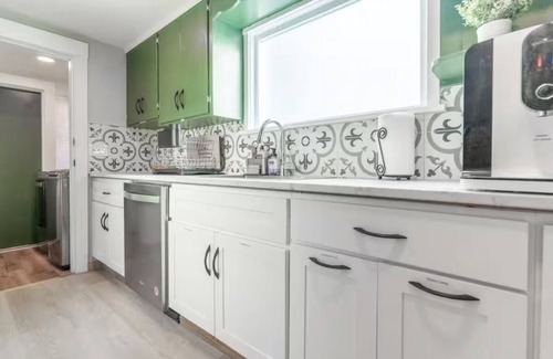Monta Vista House | Large Tacoma Stay, Pet Friendly, Centrally Located, Parking, A/C units