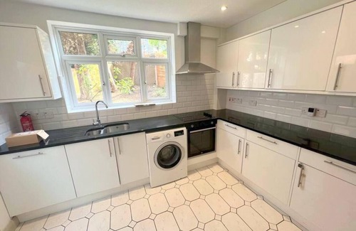 Sutton South Apartment | Large Triple Studio in South London - Sutton