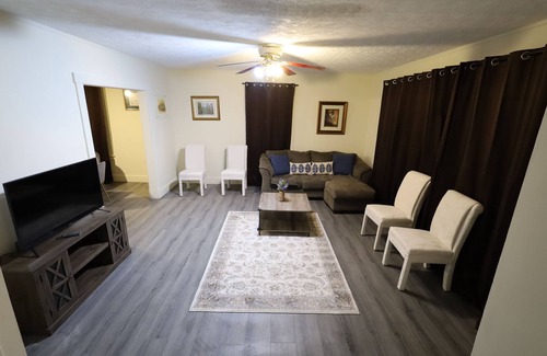 Charlton Heights House | Large Updated 3 bedroom Townhome w/mountain view nearby Kanawha river