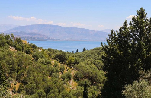 Gimari Villa | Large villa, games room, short drive to 2 villages