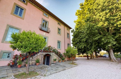 Capannori Villa | Large villa in Tuscany
