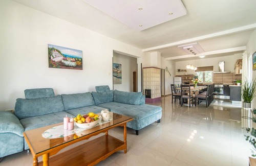 Vosteni Villa | Large villa with swimming pool and fenced garden