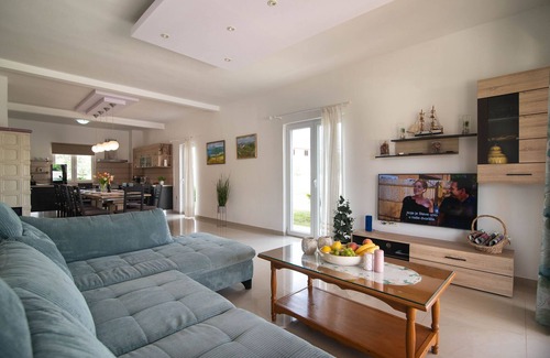 Vosteni Villa | Large villa with swimming pool and fenced garden