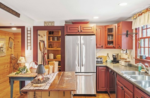 Holderness House | Large Well Equipped Pet Friendly Home with Hot Tub | Bank of NH Pavilion 19 mins | Iconic Fall Foliage Central location | Air Conditioning | Walk to Squam Lake Beach | Main Level Bedroom and Bathroom