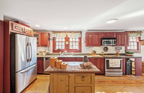 Holderness House | Large Well Equipped Pet Friendly Home with Hot Tub | Bank of NH Pavilion 19 mins | Iconic Fall Foliage Central location | Air Conditioning | Walk to Squam Lake Beach | Main Level Bedroom and Bathroom