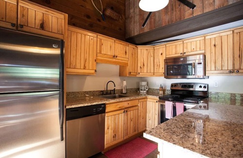 Intermountain House | LARKSPUR CABIN EAST/WEST SLEEPS 16, 2 decks, 2 Hot tubs free Vail bus, 7 car