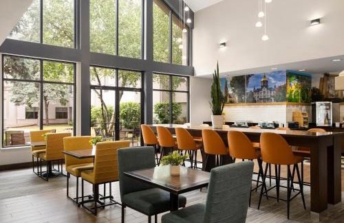 South Bend Hotel | Larkspur Landing South Bend