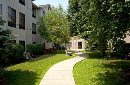 South Bend Hotel | Larkspur Landing South Bend